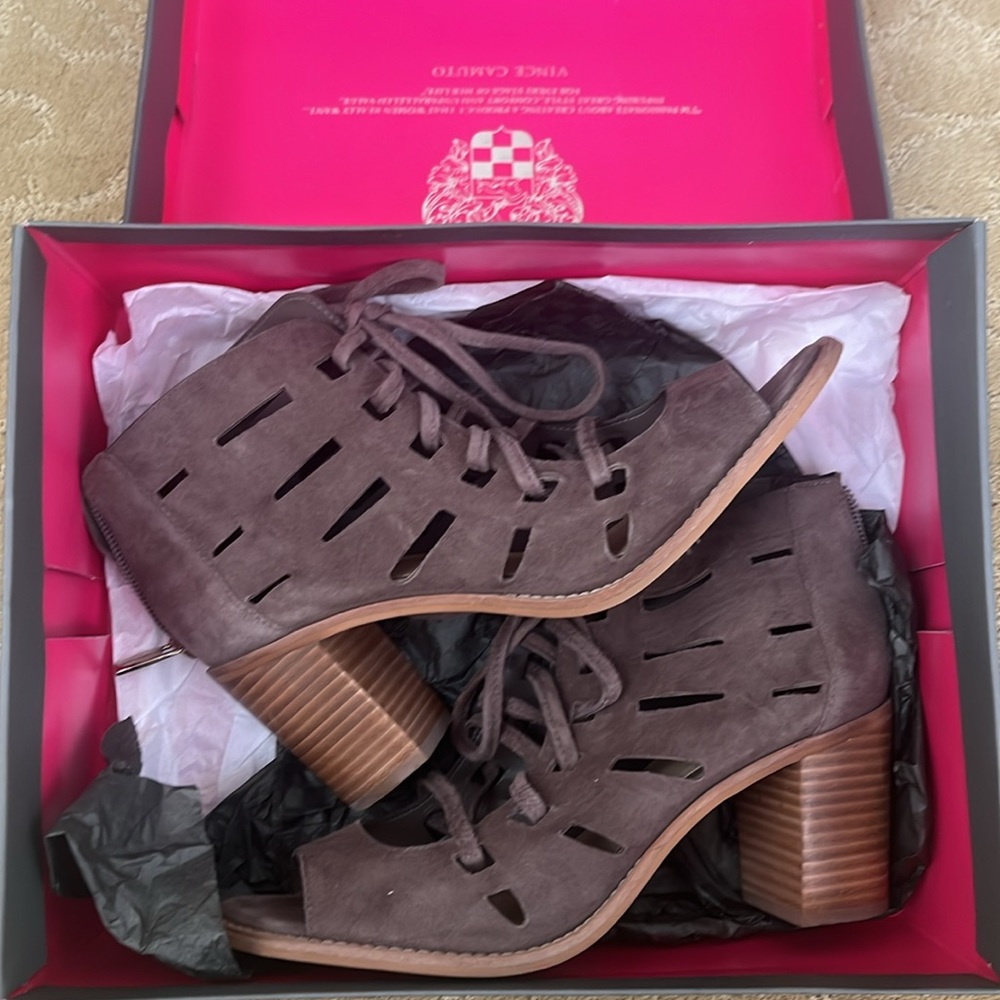 VINCE CAMUTO heel